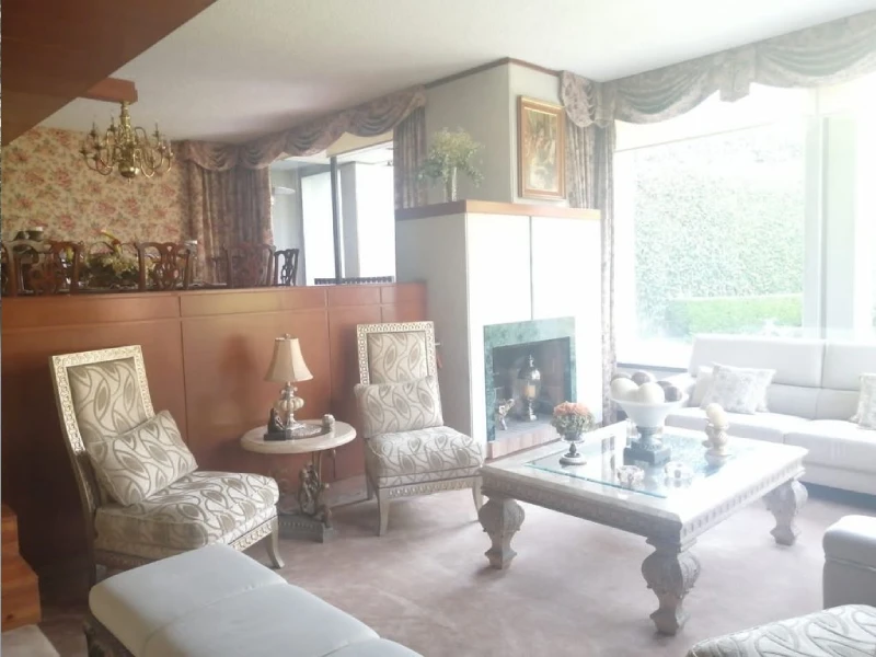 Sala iluminada en casa Lomas de las Palmas