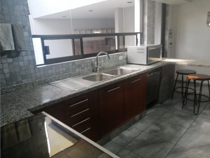 Cocina integral emplia en casa Lomas de las Palmas