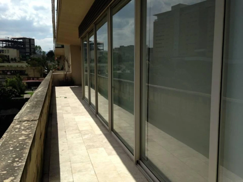 Amplia terraza y balcón